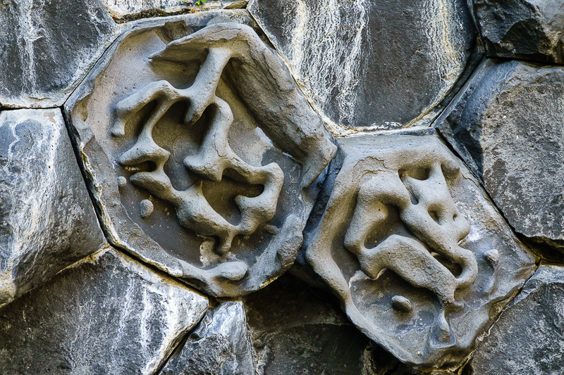 Gesichter aus Basalt am Hljóðaklettar