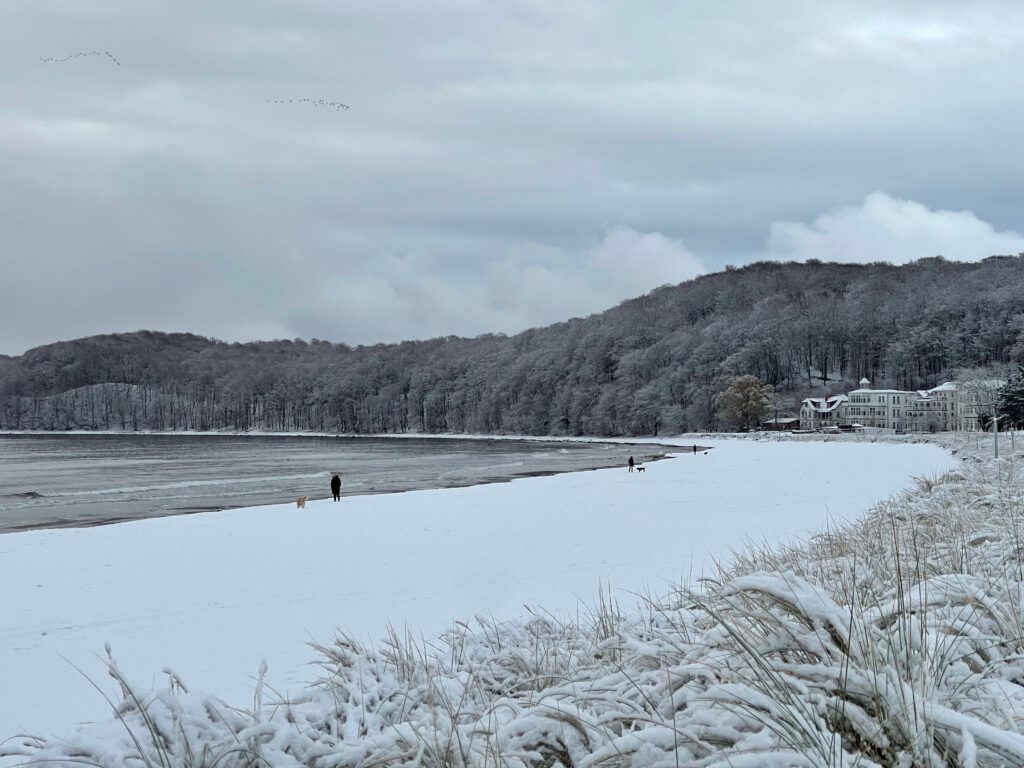 Schnee am Strand von Binz